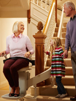 Salvaescaleras acorn 80 curva subiendo la guía con usuario