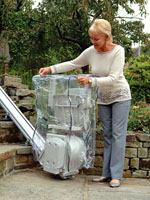 Silla elevadora acorn exterior plegada con su funda