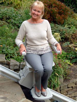 Silla subeescaleras acorn exterior con un usuario